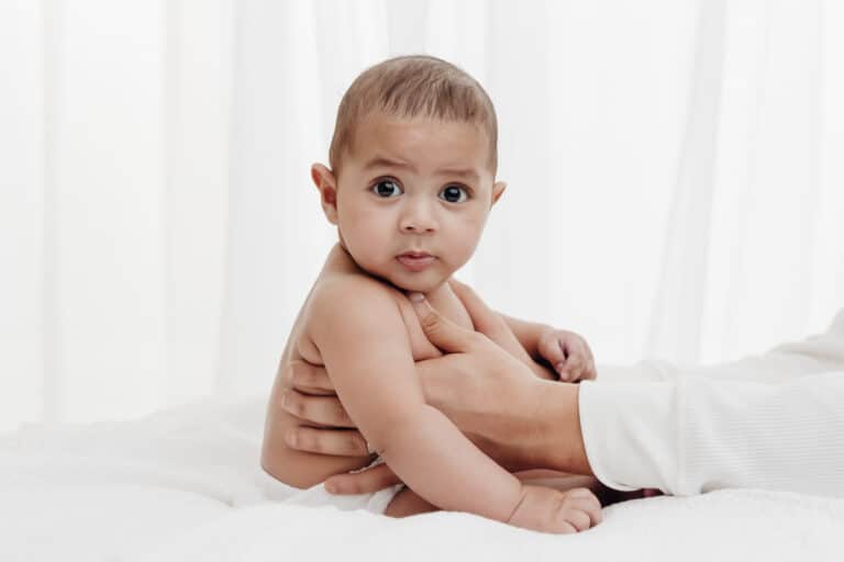 Bébé de 3 mois éveillé en séance photo au studio