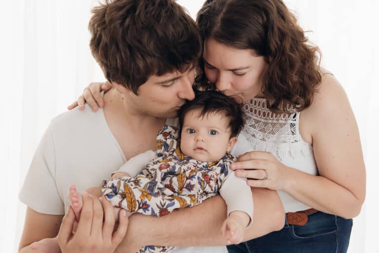 Parents et bébé de 2 mois réunis pour un portrait de famille tendre