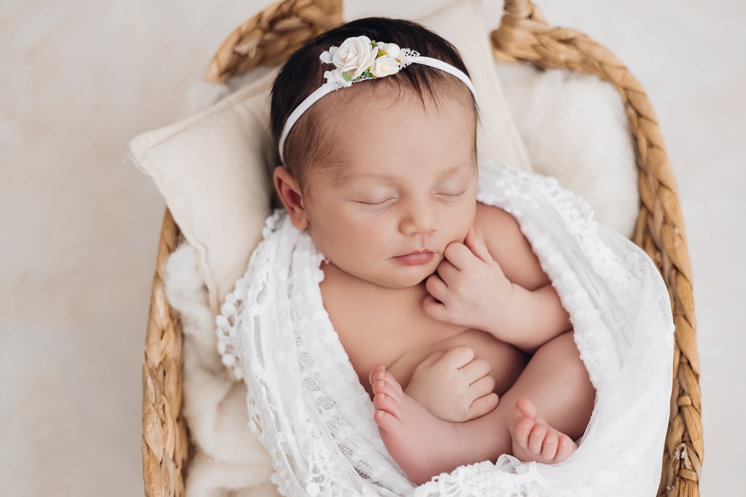 Photo de nouveau-né endormi réalisée au studio