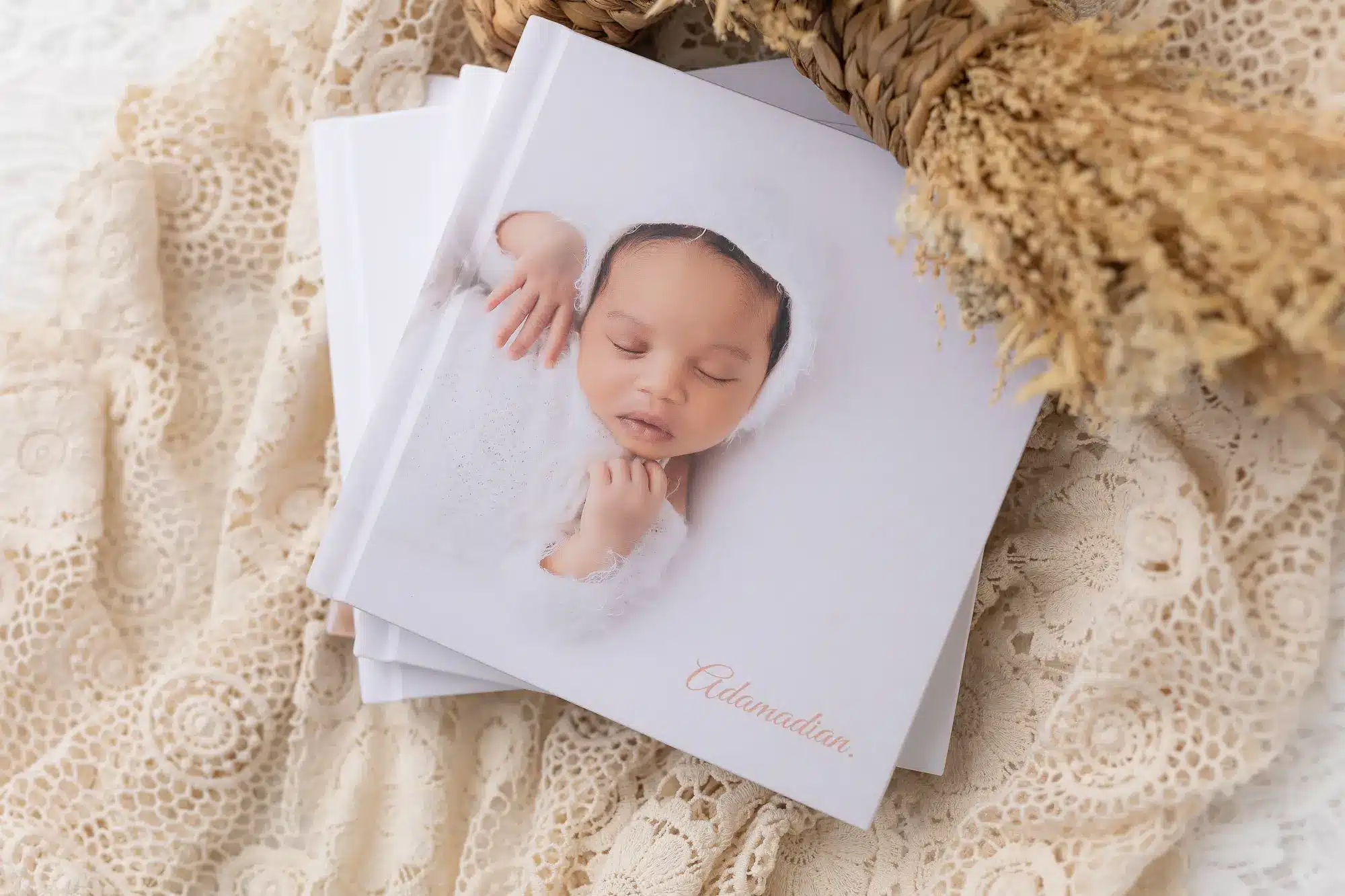 Cartes de photos de bébé endormi sur un drapé crème, édition délicate et textura pala blanche, esprit doux et chaleureux.