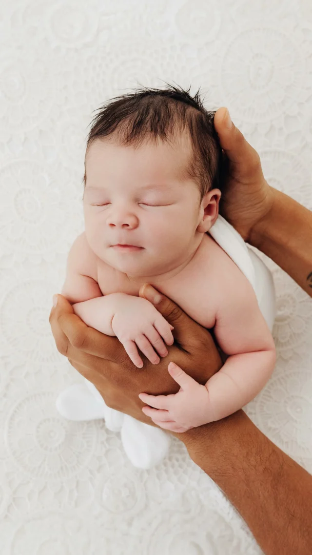 Je vous emmène ce matin dans les coulisses d’une séance photo nouveau-né.

Un moment suspendu.
Tout est calme, feutré, paisible.
Les bébés dorment profondément… et ce n’est pas un hasard.

Au studio, tout est pensé pour leur bien-être.
🧼 Une hygiène irréprochable,
🛟 Une sécurité constante,
⏳ Et un rythme doux, qui respecte pleinement leurs besoins.

Ici, on prend le temps.
Pour que vous puissiez souffler.
Et pour que bébé se sente en sécurité, comme dans un cocon.

Merci mon adorable modèle et sa maman pour les vidéos 🤍

📍 Amélie Soubrié, photographe spécialisée maternité & nouveau-né
109 rue de Buzenval, 92380 Garches – en bordure de l’hippodrome de Saint-Cloud
💌 amelie.soubrie@gmail.com | 📞 06 61 58 98 66

#photographenaissanceparis #photographenaissance #photographebebe #photographenouveaune #photographe92 #studiophotonaissance #photographesaintcloud #photographehautdeseine #naissanceenstudio #seancephotonouveaune
