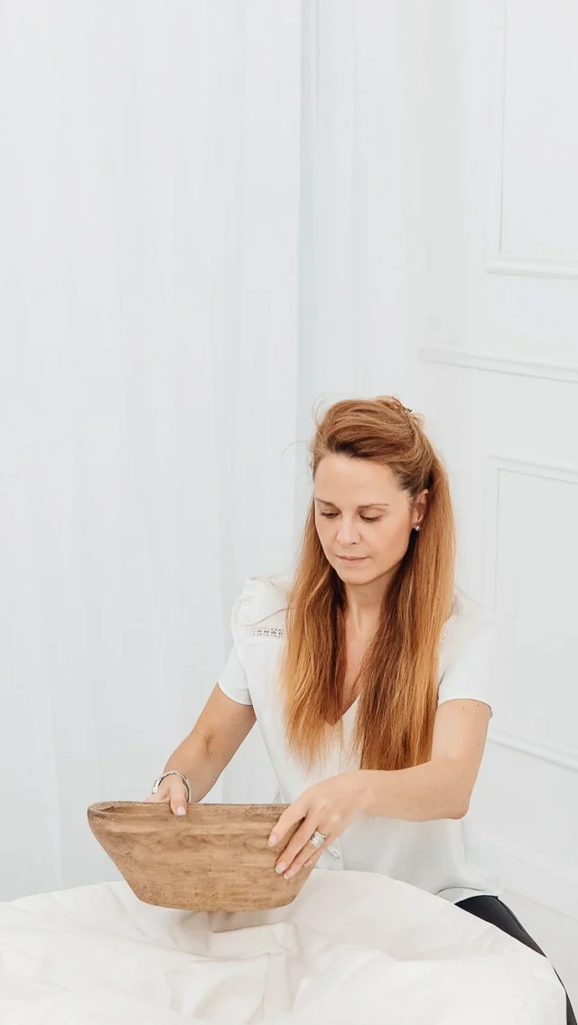 C’est souvent 𝗹𝗮 𝗴𝗿𝗮𝗻𝗱𝗲 𝗾𝘂𝗲𝘀𝘁𝗶𝗼𝗻 des jeunes parents :
“Et nous, on doit faire quoi pendant la séance ?”

👉 La réponse : 𝗽𝗮𝘀 𝗴𝗿𝗮𝗻𝗱-𝗰𝗵𝗼𝘀𝗲.
Vous êtes là. Vous êtes ensemble.
Et 𝗰’𝗲𝘀𝘁 𝗺𝗼𝗶 𝗾𝘂𝗶 𝗺’𝗼𝗰𝗰𝘂𝗽𝗲 𝗱𝗲 𝗯𝗲́𝗯𝗲́.

J’ai tout prévu pour que vous puissiez 𝘃𝗼𝘂𝘀 𝗽𝗼𝘀𝗲𝗿, 𝘀𝗼𝘂𝗳𝗳𝗹𝗲𝗿, 𝗼𝗯𝘀𝗲𝗿𝘃𝗲𝗿.
Vous avez le droit d’arriver 𝗳𝗮𝘁𝗶𝗴𝘂𝗲́𝘀.
Le droit de ne pas savoir comment faire.
Le droit de juste… être là, 𝗮𝘃𝗲𝗰 𝘃𝗼𝘁𝗿𝗲 𝗯𝗲́𝗯𝗲́.

🍼 Je prends le temps 𝗱’𝗲𝗻𝗱𝗼𝗿𝗺𝗶𝗿 𝗯𝗲́𝗯𝗲́.
🧺 Tout le nécessaire est au studio : 𝗽𝗹𝗮𝗶𝗱𝘀, 𝗱𝗲́𝗰𝗼𝗿𝘀, 𝗮𝗰𝗰𝗲𝘀𝘀𝗼𝗶𝗿𝗲𝘀…
💺 Et pendant ce temps, vous pouvez 𝘃𝗼𝘂𝘀 𝗮𝘀𝘀𝗼𝗶𝗿, 𝗯𝗼𝗶𝗿𝗲 𝘂𝗻 𝗰𝗮𝗳𝗲́… 𝗼𝘂 𝗷𝘂𝘀𝘁𝗲 𝗿𝗲𝗴𝗮𝗿𝗱𝗲𝗿.

Mon but, c’est que vous repartiez avec des 𝗶𝗺𝗮𝗴𝗲𝘀 𝘀𝗶𝗺𝗽𝗹𝗲𝘀, 𝘁𝗲𝗻𝗱𝗿𝗲𝘀, 𝗶𝗻𝘁𝗲𝗺𝗽𝗼𝗿𝗲𝗹𝗹𝗲𝘀 de votre bébé, et de ce moment-là.

📍 Le studio est à 𝗦𝗮𝗶𝗻𝘁-𝗖𝗹𝗼𝘂𝗱, tout près de Paris.
Je vous y accueille avec 𝗱𝗼𝘂𝗰𝗲𝘂𝗿, et tout est pensé pour que 𝘃𝗼𝘂𝘀 𝘃𝗼𝘂𝘀 𝘀𝗲𝗻𝘁𝗶𝗲𝘇 𝗯𝗶𝗲𝗻 — vraiment.

💌 Pour réserver votre séance, les infos sont dans la bio.
Et si vous avez encore des doutes, 𝗷𝗲 𝘀𝘂𝗶𝘀 𝗹𝗮̀ 𝗽𝗼𝘂𝗿 𝗲𝗻 𝗽𝗮𝗿𝗹𝗲𝗿.

Photo by @eloodie_photo 

#photographeenouveauneparis #seancephotobebe #photographenaissance92
#photographebebesaintcloud #shootingbebeparis #shootingphotonnaissance
#shootinggrossesseparis