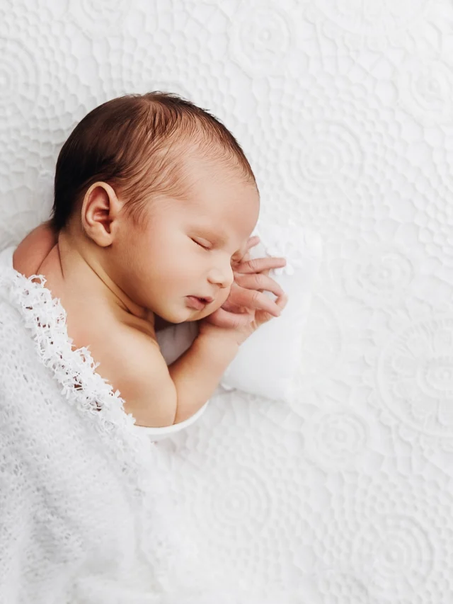 𝐂𝐞 𝐪𝐮𝐞 𝐯𝐨𝐮𝐬 𝐧𝐞 𝐯𝐨𝐲𝐞𝐳 𝐩𝐚𝐬 𝐝𝐚𝐧𝐬 𝐜𝐞𝐭𝐭𝐞 𝐢𝐦𝐚𝐠𝐞, 𝐜’𝐞𝐬𝐭 𝐦𝐨𝐢. 😂
Ou plutôt, c’est toute l’expérience qu’il y a derrière.⁣
⁣
𝐏𝐚𝐫𝐜𝐞 𝐪𝐮𝐞 𝐦𝐞𝐧𝐞𝐫 𝐮𝐧𝐞 𝐬𝐞́𝐚𝐧𝐜𝐞 𝐧𝐨𝐮𝐯𝐞𝐚𝐮-𝐧𝐞́, 𝐜’𝐞𝐬𝐭 𝐮𝐧 𝐯𝐫𝐚𝐢 𝐦𝐞́𝐭𝐢𝐞𝐫.⁣
J’ai commencé en 2010.⁣
Et honnêtement, il m’a fallu plus de 10 ans pour arriver à un résultat simple mais qui me plaît !
⁣
C’est un vrai défi de :
– poser un bébé de façon naturelle et sûre,
– trouver le bon cadrage,
– avoir une lumière douce, un rendu cohérent,⁣
– 𝐞𝐭 𝐬𝐮𝐫𝐭𝐨𝐮𝐭 : ne pas compliquer les choses inutilement.⁣
⁣
Je fais volontairement des séances courtes. Pas de posing compliqué, pas d’accessoires à rallonge.⁣
𝐉𝐞 𝐧𝐞 𝐯𝐞𝐮𝐱 𝐧𝐢 𝐢𝐦𝐩𝐨𝐬𝐞𝐫 𝐜̧𝐚 𝐚𝐮 𝐛𝐞́𝐛𝐞́, 𝐧𝐢 𝐚𝐮𝐱 𝐩𝐚𝐫𝐞𝐧𝐭𝐬.⁣
⁣
Et je le dis franchement :⁣
💬 Ne sous-estimez pas l’importance de l’expérience, de la connaissance du corps du bébé,⁣
💬 de tout ce qui concerne la sécurité,⁣
💬 et de ce qu’on ne voit pas sur la photo.⁣
⁣
Je vois trop de vidéos en ligne avec des poses impossibles et aucun adulte à côté pour sécuriser.⁣
⁣
—⁣
📍 𝐒𝐭𝐮𝐝𝐢𝐨 𝐬𝐩𝐞́𝐜𝐢𝐚𝐥𝐢𝐬𝐞́ 𝐧𝐨𝐮𝐯𝐞𝐚𝐮-𝐧𝐞́, 𝐠𝐫𝐨𝐬𝐬𝐞𝐬𝐬𝐞 𝐞𝐭 𝐛𝐞́𝐛𝐞́ 𝐚̀ 𝐆𝐚𝐫𝐜𝐡𝐞𝐬, 𝐩𝐫𝐞̀𝐬 𝐝𝐞 𝐒𝐚𝐢𝐧𝐭-𝐂𝐥𝐨𝐮𝐝⁣
⁣
#photographebebe92 #photographenouveaune92 #photographebebeparis #photographenaissance92 #studiosaintcloud #photographematernite #photographebebeiledefrance #photographebebeboulognebillancourt