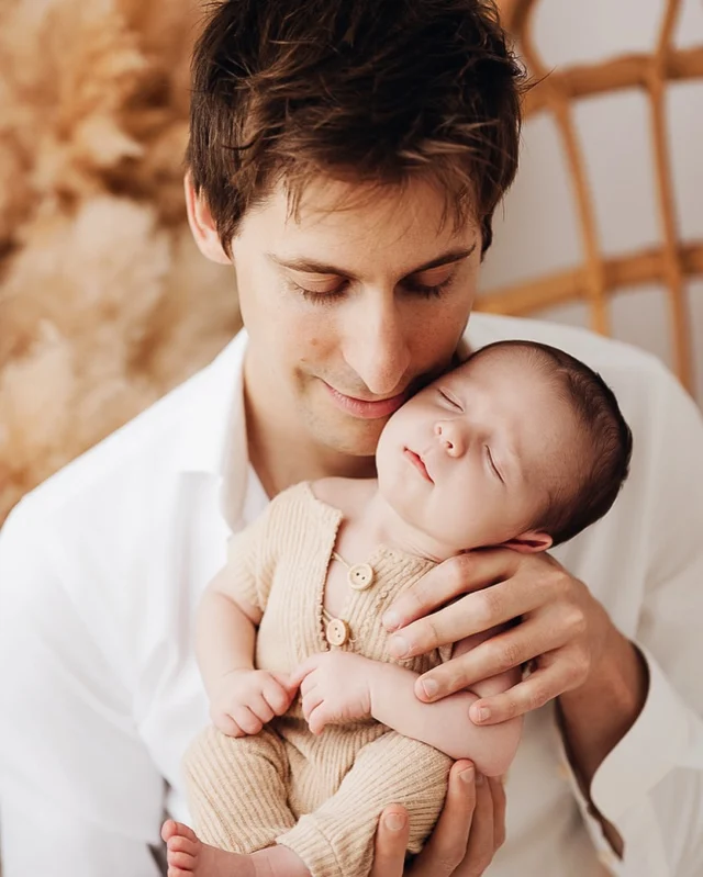 “Je suis venue pour mon bébé. Pas pour moi.”

C’est ce qu’elle m’a dit, cette maman, en arrivant au studio.
Pas maquillée. Pas coiffée. Pas habillée comme elle l’aurait voulu.
Elle pensait rester derrière. Ne pas apparaître.
Invisible. Fatiguée. Effacée.

Je lui ai souri et je lui ai simplement dit :
𝐎𝐧 𝐥𝐞𝐬 𝐟𝐚𝐢𝐭 𝐪𝐮𝐚𝐧𝐝 𝐦𝐞̂𝐦𝐞. 𝐄𝐭 𝐬𝐢 𝐯𝐨𝐮𝐬 𝐧𝐞 𝐥𝐞𝐬 𝐚𝐢𝐦𝐞𝐳 𝐩𝐚𝐬… 𝐯𝐨𝐮𝐬 𝐧𝐞 𝐥𝐞𝐬 𝐩𝐫𝐞𝐧𝐝𝐫𝐞𝐳 𝐩𝐚𝐬.

Elle a accepté.

Et quelques jours plus tard, elle m’a écrit.
Un message simple.
𝐄𝐥𝐥𝐞 𝐧’𝐚𝐯𝐚𝐢𝐭 𝐣𝐚𝐦𝐚𝐢𝐬 𝐩𝐞𝐧𝐬𝐞́ 𝐪𝐮’𝐞𝐥𝐥𝐞 𝐬𝐞 𝐭𝐫𝐨𝐮𝐯𝐞𝐫𝐚𝐢𝐭 𝐛𝐞𝐥𝐥𝐞.

𝐀𝐥𝐨𝐫𝐬, 𝐞𝐬𝐭-𝐜𝐞 𝐪𝐮𝐞 𝐨𝐧 𝐟𝐚𝐢𝐭 𝐝𝐞𝐬 𝐩𝐡𝐨𝐭𝐨𝐬 𝐚𝐯𝐞𝐜 𝐩𝐚𝐩𝐚 𝐞𝐭 𝐦𝐚𝐦𝐚𝐧 𝐩𝐞𝐧𝐝𝐚𝐧𝐭 𝐥𝐚 𝐬𝐞́𝐚𝐧𝐜𝐞 ?
Oui.
Et pour moi, c’est 𝐧𝐨𝐧 𝐧𝐞́𝐠𝐨𝐜𝐢𝐚𝐛𝐥𝐞.

𝐏𝐚𝐫𝐜𝐞 𝐪𝐮𝐞 𝐜𝐞𝐬 𝐢𝐦𝐚𝐠𝐞𝐬 𝐧𝐞 𝐬𝐨𝐧𝐭 𝐩𝐚𝐬 𝐥𝐚̀ 𝐩𝐨𝐮𝐫 𝐯𝐨𝐮𝐬 𝐦𝐨𝐧𝐭𝐫𝐞𝐫 « 𝐩𝐫𝐞̂𝐭𝐬 ».
𝐄𝐥𝐥𝐞𝐬 𝐬𝐨𝐧𝐭 𝐥𝐚̀ 𝐩𝐨𝐮𝐫 𝐯𝐨𝐮𝐬 𝐦𝐨𝐧𝐭𝐫𝐞𝐫 𝐩𝐫𝐞́𝐬𝐞𝐧𝐭𝐬.
♡ Fatigués, peut-être.
♡ Mais pleins d’amour.
♡ Ensemble, avec votre tout-petit dans les bras.

📸 Oui, je photographie bébé seul.
Mais 𝐣𝐞 𝐫𝐞𝐟𝐮𝐬𝐞 𝐪𝐮𝐞 𝐯𝐨𝐮𝐬 𝐫𝐞𝐩𝐚𝐫𝐭𝐢𝐞𝐳 𝐬𝐚𝐧𝐬 𝐚𝐮𝐜𝐮𝐧𝐞 𝐢𝐦𝐚𝐠𝐞 𝐞𝐧 𝐟𝐚𝐦𝐢𝐥𝐥𝐞.
𝐂𝐞𝐬 𝐩𝐡𝐨𝐭𝐨𝐬, 𝐯𝐨𝐮𝐬 𝐧𝐞 𝐥𝐞𝐬 𝐟𝐞𝐫𝐞𝐳 𝐩𝐚𝐬 𝐭𝐨𝐮𝐬 𝐥𝐞𝐬 𝐦𝐨𝐢𝐬.
𝐄𝐭 𝐜𝐞 𝐧𝐞 𝐬𝐞𝐫𝐚 𝐩𝐥𝐮𝐬 𝐣𝐚𝐦𝐚𝐢𝐬 “𝐥𝐞 𝐭𝐨𝐮𝐭 𝐝𝐞́𝐛𝐮𝐭”.

𝐍𝐞 𝐥𝐞𝐬 𝐥𝐚𝐢𝐬𝐬𝐞𝐳 𝐩𝐚𝐬 𝐟𝐢𝐥𝐞𝐫.
𝐍𝐞 𝐯𝐨𝐮𝐬 𝐥𝐚𝐢𝐬𝐬𝐞𝐳 𝐩𝐚𝐬 𝐝𝐞 𝐜𝐨̂𝐭𝐞́.

📌 𝐓𝐨𝐮𝐭 𝐞𝐬𝐭 𝐞𝐱𝐩𝐥𝐢𝐪𝐮𝐞́ 𝐬𝐮𝐫 𝐥𝐚 𝐩𝐚𝐠𝐞 𝐍𝐨𝐮𝐯𝐞𝐚𝐮-𝐧𝐞́ 𝐝𝐮 𝐬𝐢𝐭𝐞.
𝐂𝐨𝐥𝐥𝐞𝐜𝐭𝐢𝐨𝐧𝐬, 𝐝𝐞́𝐫𝐨𝐮𝐥𝐞́, 𝐞𝐭 𝐥𝐞 𝐥𝐢𝐞𝐧 𝐩𝐨𝐮𝐫 𝐫𝐞́𝐬𝐞𝐫𝐯𝐞𝐫 (𝐢𝐝𝐞́𝐚𝐥𝐞𝐦𝐞𝐧𝐭 𝐚𝐮𝐭𝐨𝐮𝐫 𝐝𝐞 𝟏𝟎 𝐣𝐨𝐮𝐫𝐬 𝐚𝐩𝐫𝐞̀𝐬 𝐥𝐚 𝐃𝐏𝐀).

📍 𝐏𝐡𝐨𝐭𝐨𝐠𝐫𝐚𝐩𝐡𝐞 𝐬𝐩𝐞́𝐜𝐢𝐚𝐥𝐢𝐬𝐞́𝐞 𝐌𝐚𝐭𝐞𝐫𝐧𝐢𝐭𝐞́, 𝐁𝐞́𝐛𝐞́ 𝐞𝐭 𝐅𝐚𝐦𝐢𝐥𝐥𝐞 𝐝𝐞𝐩𝐮𝐢𝐬 𝟐𝟎𝟎𝟗
💌 amelie.soubrie@gmail.com
📍 Studio à Garches (92), en bordure de l’hippodrome de Saint-Cloud
📞 0661589866

#photographebebesaintcloud #photographenouveauneparis #photographebebeparis #seancenouveaune #studiosaintcloud #photographefamilleparis #photographemaman #photographe92