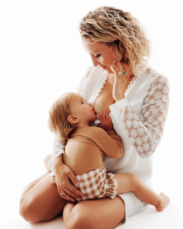 En ce moment, j’ai un vrai coup de cœur pour les séances d’allaitement.
Ce week-end, j’ai eu la chance de photographier plusieurs mamans avec leur bébé, et j’ai été touchée de voir à quel point cette période comptait pour elles.

Il me tarde de vous présenter l’une de ces jolies séances. Mais en attendant, je vous laisse avec cette image que j’aime toujours autant. 💫

🤱 Après quelques tests sur mes douze familles du week-end, une évidence s’est imposée : l’allaitement est un lien fort que beaucoup souhaitent garder en mémoire.
Et je comprends aussi que parfois, on n’a pas besoin d’une séance complète… Juste quelques images simples, vraies, pleines de tendresse, suffisent à raconter ce moment unique.

🎉 Je suis donc en train de vous préparer des mini-séances allaitement, prévues pour début juillet. Format plus court, tarif plus doux, mais toujours la même attention portée à votre confort et à la beauté du geste.

Les réservations arrivent très vite 🌿

#allaitement #photographieallaitement #allaitementmaternel #souvenirallaitement #photographemaman #lienmèreenfant #photographebebe92 #photographebebeRueilMalmaison #photographebebeSaintCloud #photographefamille92 #photographematernité #seanceallaitement #studioGarches #mamanetbebe #photographehautsdeseine