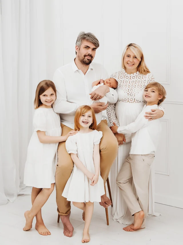 ✨ J’ai toujours aimé le 𝐛𝐥𝐚𝐧𝐜.
Le blanc, les 𝐭𝐞𝐢𝐧𝐭𝐞𝐬 𝐝𝐞 𝐩𝐞𝐚𝐮, le 𝐛𝐨𝐢𝐬 𝐜𝐥𝐚𝐢𝐫. Ce sont des couleurs qui m’ont toujours accompagnée. Dans ma vie perso d’abord, puis dans mon travail, à partir de 2020, quand j’ai transformé tout mon univers professionnel pour suivre cette direction.

Ces derniers mois, j’avais un peu élargi. Plus d’accessoires, plus de décors, plus de tentations aussi. Peut-être que je m’étais un peu éloignée de ce que j’aime profondément : 𝐥’𝐞𝐬𝐬𝐞𝐧𝐭𝐢𝐞𝐥, 𝐥’𝐞́𝐩𝐮𝐫𝐞́, 𝐥𝐚 𝐬𝐢𝐦𝐩𝐥𝐢𝐜𝐢𝐭𝐞́.

C’est le piège des réseaux… Ils nous inspirent, mais ils nous remplissent aussi d’envies qui ne sont pas toujours les nôtres. On finit par ne plus savoir 𝐜𝐞 𝐪𝐮𝐨𝐧 𝐯𝐞𝐮𝐭 𝐠𝐚𝐫𝐝𝐞𝐫, 𝐜𝐞 𝐪𝐮’𝐨𝐧 𝐝𝐨𝐢𝐭 𝐥𝐚𝐢𝐬𝐬𝐞𝐫. Et parfois, on perd un peu le fil.

𝐀𝐥𝐨𝐫𝐬 𝐣’𝐚𝐢 𝐝𝐞́𝐜𝐢𝐝𝐞́ 𝐝𝐞 𝐟𝐚𝐢𝐫𝐞 𝐪𝐮𝐞𝐥𝐪𝐮𝐞𝐬 𝐜𝐡𝐚𝐧𝐠𝐞𝐦𝐞𝐧𝐭𝐬.
J’ai 𝐫𝐞́𝐚𝐣𝐮𝐬𝐭𝐞́ 𝐦𝐨𝐧 𝐬𝐭𝐮𝐝𝐢𝐨. Et surtout, j’ai recommencé à faire 𝐝𝐞𝐬 𝐢𝐦𝐚𝐠𝐞𝐬 𝐪𝐮𝐢 𝐌𝐄 𝐩𝐚𝐫𝐥𝐞𝐧𝐭. Celles qui me font vibrer. Celles qui me donnent envie de créer, encore et encore.

Parce que oui, je travaille pour mes clients. Mais je suis convaincue que pour donner le meilleur, 𝐢𝐥 𝐟𝐚𝐮𝐭 𝐚𝐮𝐬𝐬𝐢 𝐪𝐮𝐞 𝐣𝐞 𝐦𝐞 𝐬𝐞𝐧𝐭𝐞 𝐩𝐥𝐞𝐢𝐧𝐞𝐦𝐞𝐧𝐭 𝐚̀ 𝐦𝐚 𝐩𝐥𝐚𝐜𝐞 dans ce que je propose. Et là… 𝐣𝐞 𝐦’𝐲 𝐬𝐞𝐧𝐬 𝐛𝐢𝐞𝐧. Vraiment bien.

🤍 Hâte de vous montrer tout ça.

𝐏𝐡𝐨𝐭𝐨𝐠𝐫𝐚𝐩𝐡𝐞 𝐬𝐩𝐞́𝐜𝐢𝐚𝐥𝐢𝐬𝐞́𝐞 𝐌𝐚𝐭𝐞𝐫𝐧𝐢𝐭𝐞́, 𝐁𝐞́𝐛𝐞́ 𝐞𝐭 𝐅𝐚𝐦𝐢𝐥𝐥𝐞 𝐝𝐞𝐩𝐮𝐢𝐬 𝟐𝟎𝟎𝟗⁣
💌 amelie.soubrie@gmail.com
📍 Studio à Garches, en bordure de l’hippodrome de Saint-Cloud
📞 0661589866

#shootingbébéparis #photographebébéparis #photographenaissance #photographefemmeenceinteparis #photographematernitéparis #shootingbébéanniversaire