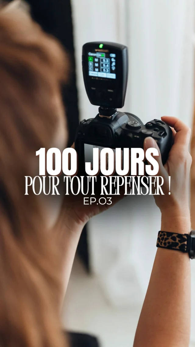 🎬 𝟏𝟎𝟎 𝐣𝐨𝐮𝐫𝐬 𝐩𝐨𝐮𝐫 𝐭𝐨𝐮𝐭 𝐫𝐞𝐩𝐞𝐧𝐬𝐞𝐫 – 𝐞́𝐩𝐢𝐬𝐨𝐝𝐞 𝟑

Voilà.
Je vous ai montré la première image du 𝐫𝐞𝐧𝐨𝐮𝐯𝐞𝐚𝐮 𝐝𝐮 𝐬𝐭𝐮𝐝𝐢𝐨, le changement de décor. Mais derrière cette image, il y a tout un chemin.
𝟏𝟎𝟎 𝐣𝐨𝐮𝐫𝐬 𝐩𝐨𝐮𝐫 𝐭𝐨𝐮𝐭 𝐫𝐞𝐩𝐞𝐧𝐬𝐞𝐫, ce n’est pas juste une jolie formule. C’est un 𝐭𝐨𝐫𝐭𝐮𝐫𝐚𝐠𝐞 𝐝𝐞 𝐜𝐞𝐫𝐯𝐞𝐚𝐮 quotidien, des 𝐥𝐢𝐬𝐭𝐞𝐬 𝐢𝐧𝐭𝐞𝐫𝐦𝐢𝐧𝐚𝐛𝐥𝐞𝐬 pour trier ce qu’il est temps de revoir… ou pas.
Ce qui me ferait plaisir.
Ce qui m’alourdit.
Et ce dont je peux 𝐦𝐞 𝐝𝐞́𝐛𝐚𝐫𝐫𝐚𝐬𝐬𝐞𝐫 𝐩𝐨𝐮𝐫 𝐥𝐢𝐛𝐞́𝐫𝐞𝐫 𝐮𝐧 𝐩𝐞𝐮 𝐝𝐞 𝐛𝐚𝐧𝐝𝐞 𝐩𝐚𝐬𝐬𝐚𝐧𝐭𝐞.

🔁 Le studio, j’ai commencé par le 𝐝𝐞́𝐬𝐞𝐧𝐜𝐨𝐦𝐛𝐫𝐞𝐫. Même si j’ai de la place, j’avais besoin de 𝐫𝐞𝐬𝐩𝐢𝐫𝐞𝐫.
Changer les décors. Aller vers quelque chose de 𝐩𝐥𝐮𝐬 𝐬𝐨𝐛𝐫𝐞, de 𝐩𝐥𝐮𝐬 𝐬𝐢𝐦𝐩𝐥𝐞.
Ça faisait longtemps que je l’avais en tête. Le problème ? 𝐋𝐞 𝐭𝐞𝐦𝐩𝐬.

Eh bien le temps, je l’ai 𝐩𝐫𝐢𝐬.

Depuis deux semaines, je ne fais 𝐪𝐮𝐞 𝐜̧𝐚 :
me former, avancer, trier, réfléchir, écrire, tout revoir.
Mon cerveau est en 𝐞́𝐛𝐮𝐥𝐥𝐢𝐭𝐢𝐨𝐧 totale.
Je dors à peine.
Mais je suis dans une 𝐩𝐡𝐚𝐬𝐞 𝐝’𝐞𝐱𝐚𝐥𝐭𝐚𝐭𝐢𝐨𝐧 comme je n’en ai pas connue depuis longtemps.

Franchement ?
𝐂’𝐞𝐬𝐭 𝐟𝐚𝐭𝐢𝐠𝐚𝐧𝐭, 𝐦𝐚𝐢𝐬 𝐜’𝐞𝐬𝐭 𝐛𝐨𝐧.

Et ce week-end…
𝐆𝐫𝐨𝐬 𝐤𝐢𝐟𝐟 sur les séances au studio.
Parce que quand on est alignée, même les prises de vue prennent une autre saveur.
𝐋𝐞 𝐜𝐡𝐚𝐧𝐠𝐞𝐦𝐞𝐧𝐭, 𝐜̧𝐚 𝐟𝐚𝐢𝐭 𝐝𝐮 𝐛𝐢𝐞𝐧.
À très vite pour l’épisode 4.

𝐏𝐡𝐨𝐭𝐨𝐠𝐫𝐚𝐩𝐡𝐞 𝐬𝐩𝐞́𝐜𝐢𝐚𝐥𝐢𝐬𝐞́𝐞 𝐌𝐚𝐭𝐞𝐫𝐧𝐢𝐭𝐞́, 𝐁𝐞́𝐛𝐞́ 𝐞𝐭 𝐅𝐚𝐦𝐢𝐥𝐥𝐞 𝐝𝐞𝐩𝐮𝐢𝐬 𝟐𝟎𝟎𝟗⁣
💌 amelie.soubrie@gmail.com
📍 Studio à Garches, en bordure de l’hippodrome de Saint-Cloud
📞 0661589866

#photographegrossesseparis #photographematernitéparis #photographebébéparis #shootingphotobébé #changementdécorstudio #seancephotodecorenfant #reconversionphotographe #stratégiealignée #alignementpro #repensersonbusiness #réflexionstratégique #nouveaudépart #studiosaintcloud #photographe92