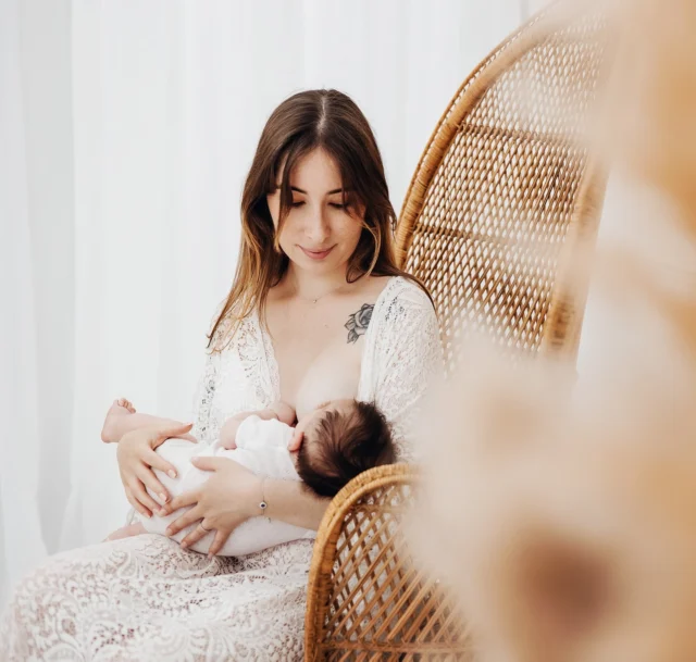 𝐄𝐬𝐭-𝐜𝐞 𝐪𝐮𝐞 𝐯𝐨𝐮𝐬 𝐚𝐯𝐞𝐳 𝐝𝐞𝐬 𝐬𝐨𝐮𝐯𝐞𝐧𝐢𝐫𝐬 𝐝𝐞 𝐜𝐞𝐬 𝐩𝐫𝐞𝐦𝐢𝐞𝐫𝐬 𝐦𝐨𝐢𝐬 𝐝’𝐚𝐥𝐥𝐚𝐢𝐭𝐞𝐦𝐞𝐧𝐭 ?
Des souvenirs concrets, en image ?
Ce lien, ce calme, cette parenthèse entre vous et votre bébé…

On n’y pense pas toujours, et pourtant, ce sont des instants qu’on oublie trop vite.

𝐉𝐞 𝐯𝐨𝐮𝐬 𝐩𝐫𝐨𝐩𝐨𝐬𝐞 𝐚𝐮 𝐬𝐭𝐮𝐝𝐢𝐨 𝐝𝐞𝐬 𝐬𝐞́𝐚𝐧𝐜𝐞𝐬 𝐜𝐨𝐮𝐫𝐭𝐞𝐬, 𝐝𝐨𝐮𝐜𝐞𝐬, 𝐜𝐞𝐧𝐭𝐫𝐞́𝐞𝐬 𝐮𝐧𝐢𝐪𝐮𝐞𝐦𝐞𝐧𝐭 𝐬𝐮𝐫 𝐥’𝐚𝐥𝐥𝐚𝐢𝐭𝐞𝐦𝐞𝐧𝐭.
Pas besoin de poser. Juste vous deux.
Un moment simple, et une trace de ce lien si particulier.

💌 Pour réserver ou poser une question : lien dans la bio ou message privé.
📍Studio à Garches, tout près de Paris.

#seanceallaitement #souvenirallaitement #photographebebeparis #photographematerniteparis #photographebebe92 #studioallaitement #allaitementmaternel #allaitementphotographie #photographebebesaintcloud #souvenirsmamanetbebe