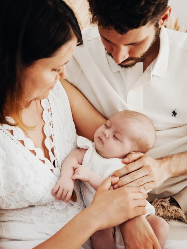 ✨ Vous avez raté la séance dans les tout premiers jours ?
Ou peut-être que c’était un choix assumé : l’envie de tranquillité, de ne pas vous mettre la pression juste après la naissance.

Je comprends tout à fait.
Et je vous le dis souvent : il n’y a pas d’âge “parfait” pour venir au studio. Ce qui compte, ce n’est pas le nombre de jours de votre bébé… mais le souvenir que vous allez lui créer.

Jusqu’à 3 ou 4 mois (et même au-delà), il est tout à fait possible de réaliser une séance photo avec un bébé bien éveillé.
Souvent, les images se font dans vos bras. Parfois, bébé finit même par s’endormir : une heure de séance, ça fatigue les plus petits 😊

Ici, au studio, on suit le rythme du bébé. Rien n’est imposé.
On prend le temps, on s’adapte. Leur patience est parfois limitée quand ils sont réveillés, mais on sait faire avec.

Ce qui reste, ce sont les photos… et le bonheur de les avoir faites ensemble. 🤍

📍 𝐏𝐡𝐨𝐭𝐨𝐠𝐫𝐚𝐩𝐡𝐞 𝐬𝐩𝐞́𝐜𝐢𝐚𝐥𝐢𝐬𝐞́𝐞 𝐌𝐚𝐭𝐞𝐫𝐧𝐢𝐭𝐞́, 𝐁𝐞́𝐛𝐞́ 𝐞𝐭 𝐅𝐚𝐦𝐢𝐥𝐥𝐞 𝐝𝐞𝐩𝐮𝐢𝐬 𝟐𝟎𝟎𝟗
📍 Studio à Garches, en bordure de l’hippodrome de Saint-Cloud
📞 06 61 58 98 66

#photographenaissanceparis #photographebebe4mois #photosbebe3mois #seancebebeparis #photographe92 #photographefamille #studiosaintcloud