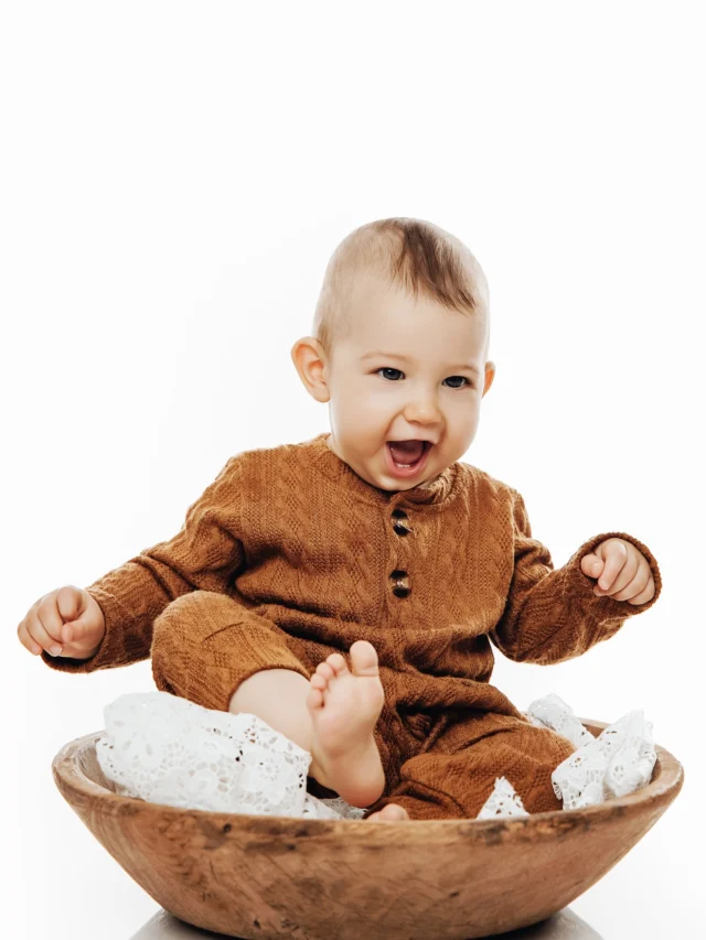 Un joyeux moment passé au studio avec ce grand bébé rieur et plein de vie 🧸
La période idéale pour une 𝙨𝙚́𝙖𝙣𝙘𝙚 𝙥𝙝𝙤𝙩𝙤 𝙗𝙚́𝙗𝙚́ 𝙖̀ 𝙜𝙖𝙧𝙘𝙝𝙚𝙨, c’est souvent autour de 𝙣𝙚𝙪𝙛 𝙢𝙤𝙞𝙨 : bébé tient assis, réagit aux jeux, 𝙚́𝙘𝙝𝙖𝙣𝙜𝙚 𝙙𝙚𝙨 𝙧𝙞𝙧𝙚𝙨, sans être encore trop capable de se déplacer seul 😄

Mais on peut aussi programmer une 𝙨𝙚́𝙖𝙣𝙘𝙚 𝙖𝙣𝙣𝙞𝙫𝙚𝙧𝙨𝙖𝙞𝙧𝙚 𝙥𝙤𝙪𝙧 𝙡𝙚𝙨 𝙪𝙣 𝙖𝙣 : petit décor festif, tenue spéciale, et de jolis portraits pour célébrer dignement cette première année ✨

🎁 𝘿𝙖𝙣𝙨 𝙩𝙤𝙪𝙨 𝙢𝙚𝙨 𝙥𝙖𝙘𝙠𝙨, 𝙪𝙣 𝙖𝙡𝙗𝙪𝙢 𝙨𝙤𝙪𝙫𝙚𝙣𝙞𝙧 𝙚𝙨𝙩 𝙞𝙣𝙘𝙡𝙪𝙨, parce que j’ai à cœur que ces images vous accompagnent longtemps et se transmettent.

📸 𝙋𝙧𝙚̀𝙨 𝙙𝙚 𝙎𝙖𝙞𝙣𝙩-𝘾𝙡𝙤𝙪𝙙, 𝙖̀ 𝙂𝙖𝙧𝙘𝙝𝙚𝙨, 𝙡𝙚 𝙨𝙩𝙪𝙙𝙞𝙤 𝙫𝙤𝙪𝙨 𝙖𝙘𝙘𝙪𝙚𝙞𝙡𝙡𝙚 𝙖𝙫𝙚𝙘 𝙙𝙤𝙪𝙘𝙚𝙪𝙧 𝙚𝙩 𝙘𝙤𝙣𝙛𝙞𝙖𝙣𝙘𝙚.
Accès facile depuis 𝙍𝙪𝙚𝙞𝙡-𝙈𝙖𝙡𝙢𝙖𝙞𝙨𝙤𝙣, 𝘽𝙤𝙪𝙡𝙤𝙜𝙣𝙚-𝘽𝙞𝙡𝙡𝙖𝙣𝙘𝙤𝙪𝙧𝙩, 𝙑𝙚𝙧𝙨𝙖𝙞𝙡𝙡𝙚𝙨, 𝙎𝙪𝙧𝙚𝙨𝙣𝙚𝙨 𝙚𝙩 𝙥𝙖𝙧𝙞𝙨 𝟙𝟞𝙚.

📍 𝐏𝐡𝐨𝐭𝐨𝐠𝐫𝐚𝐩𝐡𝐞 𝐬𝐩𝐞́𝐜𝐢𝐚𝐥𝐢𝐬𝐞́𝐞 𝐛𝐞́𝐛𝐞́, 𝐠𝐫𝐨𝐬𝐬𝐞𝐬𝐬𝐞 𝐞𝐭 𝐟𝐚𝐦𝐢𝐥𝐥𝐞 – 𝐒𝐭𝐮𝐝𝐢𝐨 𝐚̀ 𝐆𝐚𝐫𝐜𝐡𝐞𝐬 (𝟗𝟐), 𝐚𝐮 𝐛𝐨𝐫𝐝 𝐝𝐞 𝐥’𝐡𝐢𝐩𝐩𝐨𝐝𝐫𝐨𝐦𝐞 𝐝𝐞 𝐒𝐚𝐢𝐧𝐭-𝐂𝐥𝐨𝐮𝐝.

#photographebebeparis
#seancephotobebe9mois
#photographebebegarches
#photographebebe92
#studiofotobebe
#photographeboulogne
#seanceanniversairebebe
#photographefamilleparis